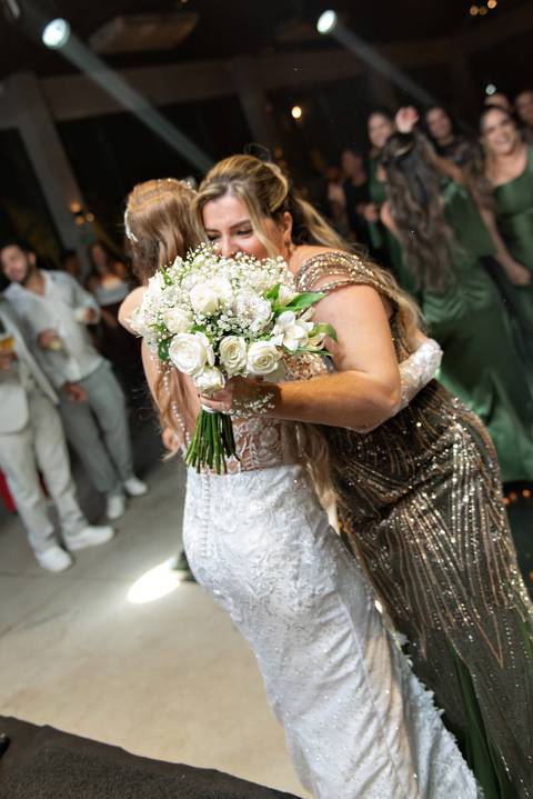Momentos de celebração na balada de casamento em Muriaé, Minas Gerais. Fotografia documental capturando a alegria e a energia dos noivos.'