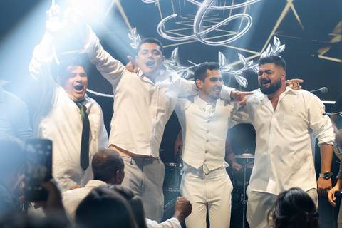 Momentos de celebração na balada de casamento em Muriaé, Minas Gerais. Fotografia documental capturando a alegria e a energia dos noivos.'
