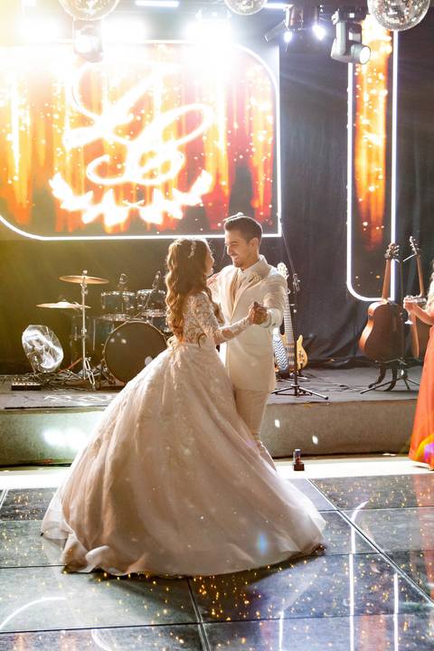 Wedding Valsa dos noivos em Muriaé, MG. Fotografia autêntica e minimalista'