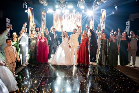 Momentos de celebração na balada de casamento em Muriaé, Minas Gerais. Fotografia documental capturando a alegria e a energia dos noivos.'