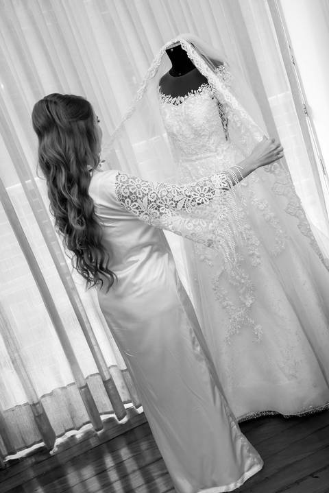 Making of noiva com estilo atemporal em Muriaé, MG. Registro documental dos preparativos de casamento'