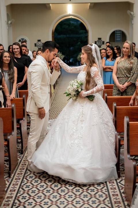 Wedding com estilo atemporal em Muriaé, MG. Registro fotográfico autêntico e minimalista'