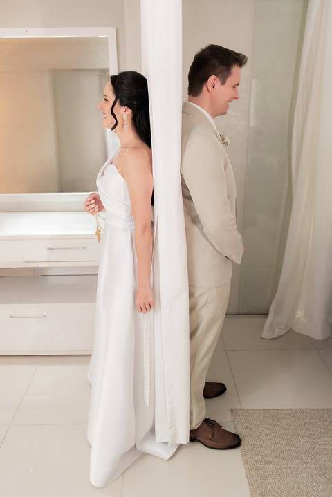 Registro atemporal do making of da noiva em Guarapari, ES. Fotografia de wedding com olhar autêntico'