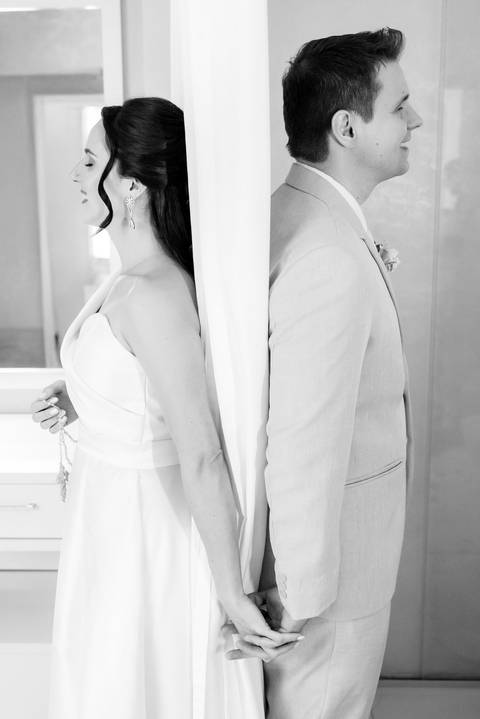 Registro atemporal do making of da noiva em Guarapari, ES. Fotografia de wedding com olhar autêntico'