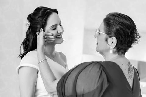Registro atemporal do making of da noiva em Guarapari, ES. Fotografia de wedding com olhar autêntico'