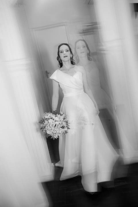 Registro atemporal do making of da noiva em Guarapari, ES. Fotografia de wedding com olhar autêntico'