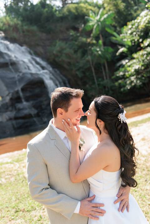 Fotógrafo de casamento em Guarapari, ES, registrando noivos com estilo atemporal'