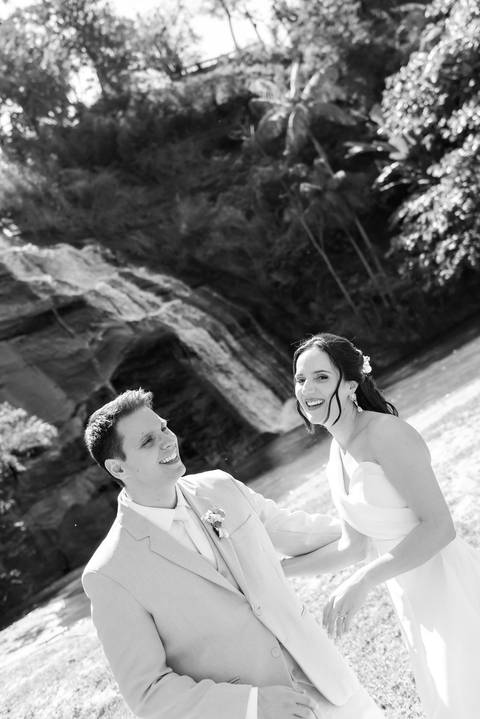 Fotógrafo de casamento em Guarapari, ES, registrando noivos com estilo atemporal'