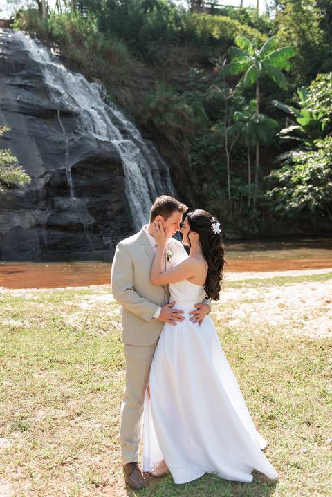 Fotógrafo de casamento em Guarapari, ES, registrando noivos com estilo atemporal'