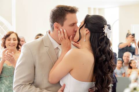 Fotógrafo de casamento em Guarapari, ES, registrando noivos com estilo atemporal'