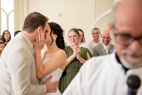 Fotógrafo de casamento em Guarapari, ES, registrando noivos com estilo atemporal'