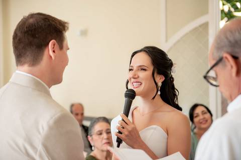 Fotógrafo de casamento em Guarapari, ES, registrando noivos com estilo atemporal'