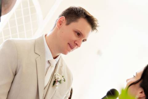 Fotógrafo de casamento em Guarapari, ES, registrando noivos com estilo atemporal'