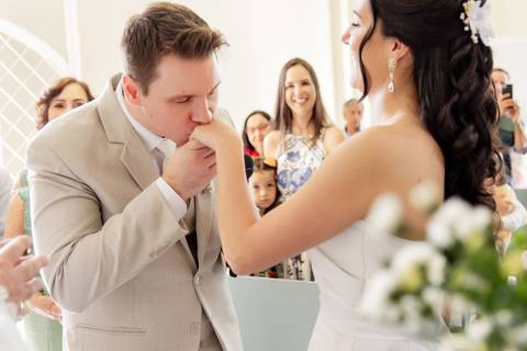 Fotógrafo de casamento em Guarapari, ES, registrando noivos com estilo atemporal'