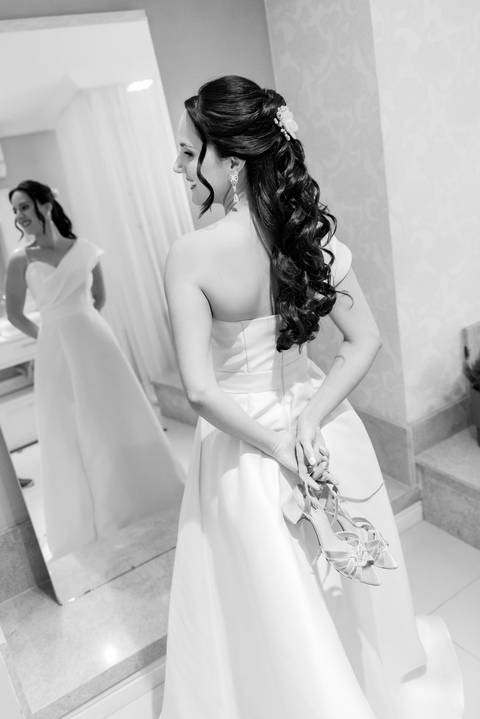 Registro atemporal do making of da noiva em Guarapari, ES. Fotografia de wedding com olhar autêntico'