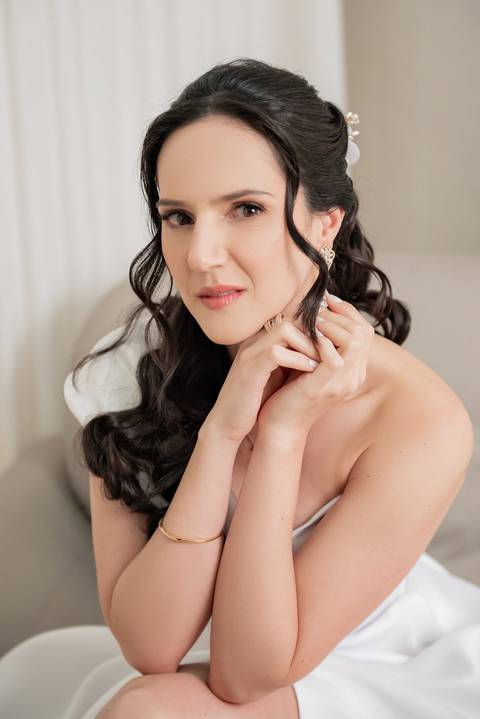 Registro atemporal do making of da noiva em Guarapari, ES. Fotografia de wedding com olhar autêntico'
