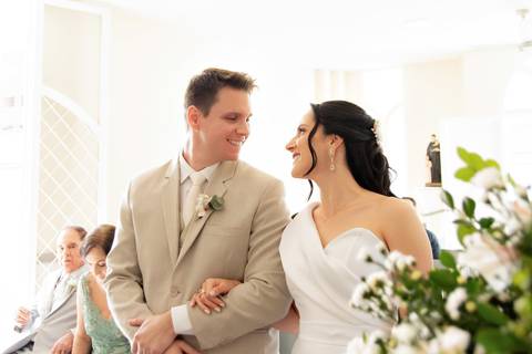 Fotógrafo de casamento em Guarapari, ES, registrando noivos com estilo atemporal'