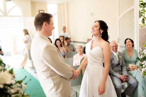 Fotógrafo de casamento em Guarapari, ES, registrando noivos com estilo atemporal'