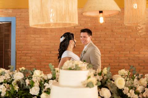 Fotógrafo de casamento em Guarapari, ES, registrando noivos com estilo atemporal'