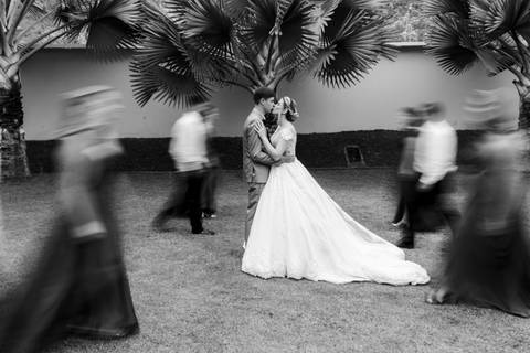 Fotógrafo de casamentos em Anchieta, ES, registrando noivos com estilo atemporal'