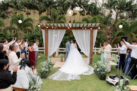 Fotógrafo de casamentos em Anchieta, ES, registrando noivos com estilo atemporal'