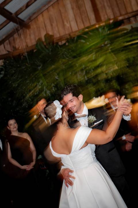 Fotógrafo de casamento atemporal registrando noivos em Carangola MG'