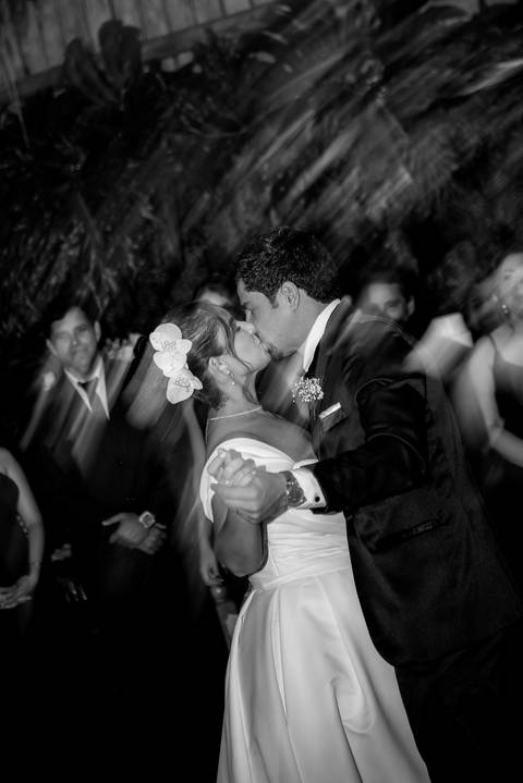 Fotógrafo de casamento atemporal registrando noivos em Carangola MG'