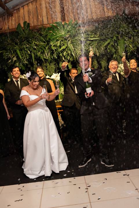 Fotógrafo de casamento atemporal registrando noivos em Carangola MG'
