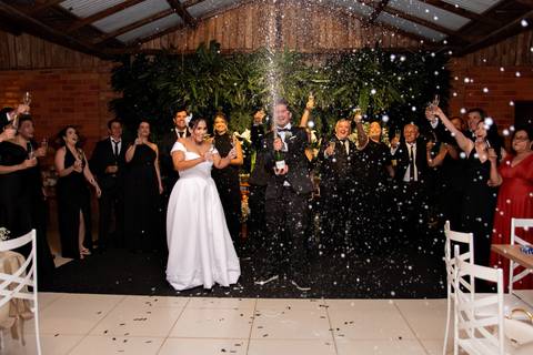 Fotógrafo de casamento atemporal registrando noivos em Carangola MG'