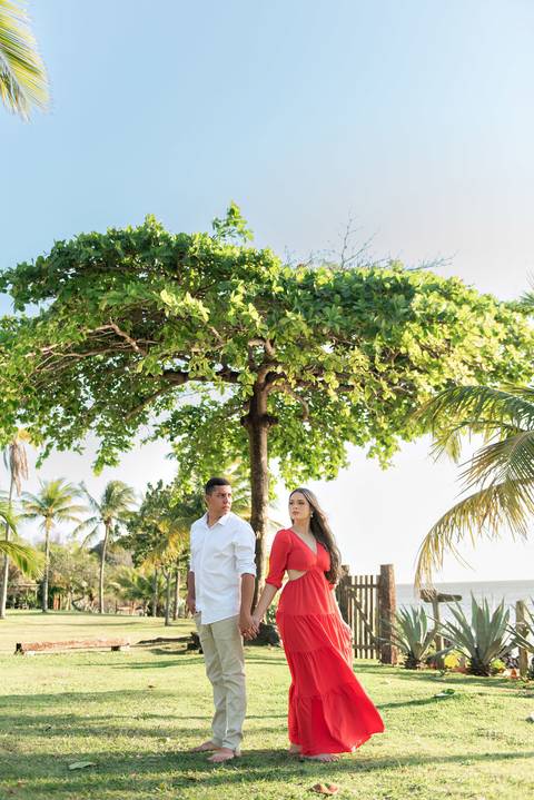 Fotografia de ensaio pré-casamento na praia em Guarapari, ES'