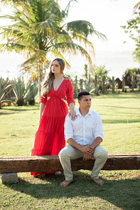 Fotografia de ensaio pré-casamento na praia em Guarapari, ES'