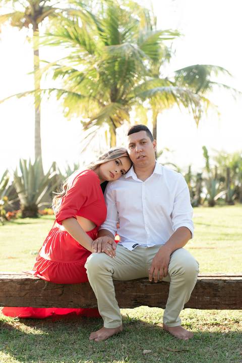 Fotografia de ensaio pré-casamento na praia em Guarapari, ES'