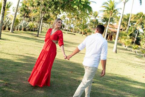Fotografia de ensaio pré-casamento na praia em Guarapari, ES'