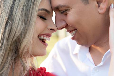Fotografia de ensaio pré-casamento na praia em Guarapari, ES'