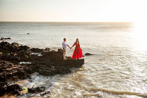 Fotografia de ensaio pré-wedding na praia durante o pôr do sol em Anchieta, ES'
