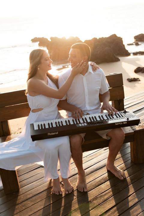 Fotografia de ensaio pré-wedding na praia durante o pôr do sol em Anchieta, ES'