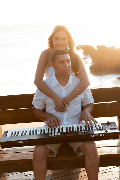 Fotografia de ensaio pré-wedding na praia durante o pôr do sol em Anchieta, ES'