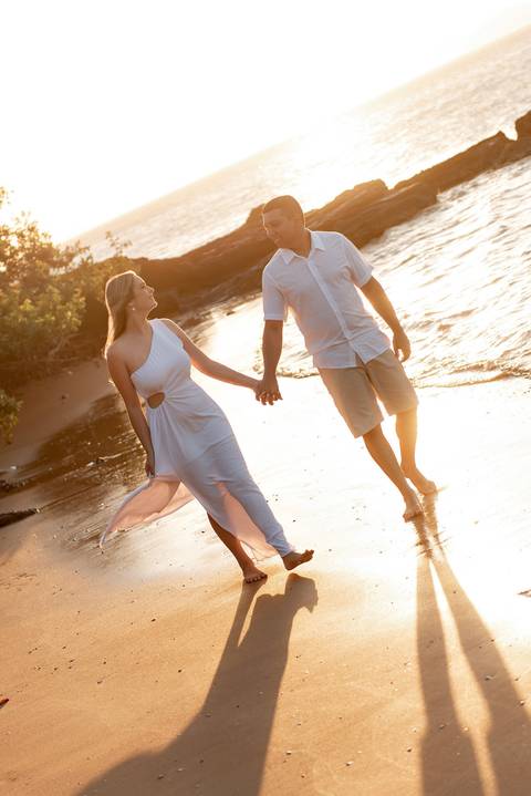 Fotografia de ensaio pré-wedding na praia durante o pôr do sol em Anchieta, ES'