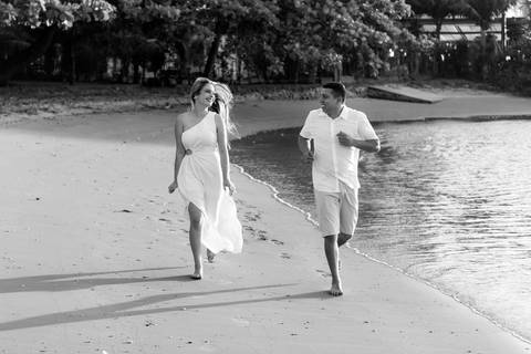 Fotografia de ensaio pré-wedding na praia durante o pôr do sol em Anchieta, ES'