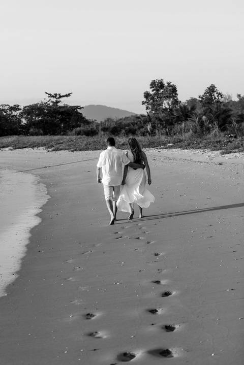 Fotografia de ensaio pré-wedding na praia durante o pôr do sol em Anchieta, ES'