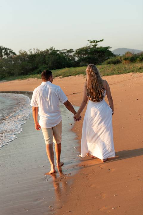 Fotografia de ensaio pré-wedding na praia durante o pôr do sol em Anchieta, ES'