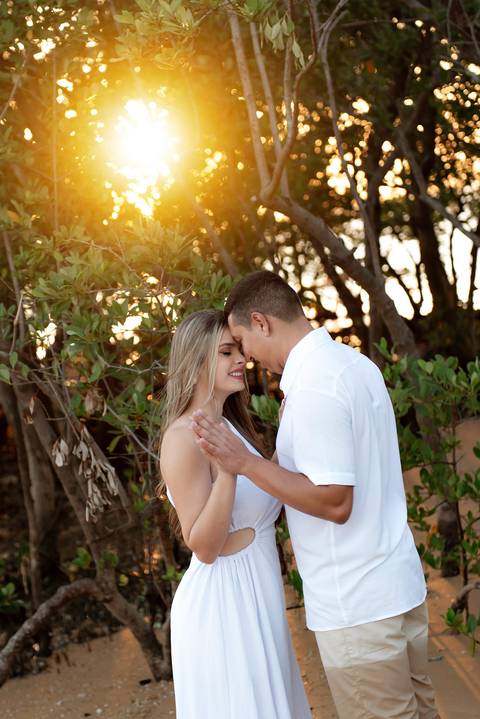 Fotografia de ensaio pré-wedding na praia durante o pôr do sol em Anchieta, ES'