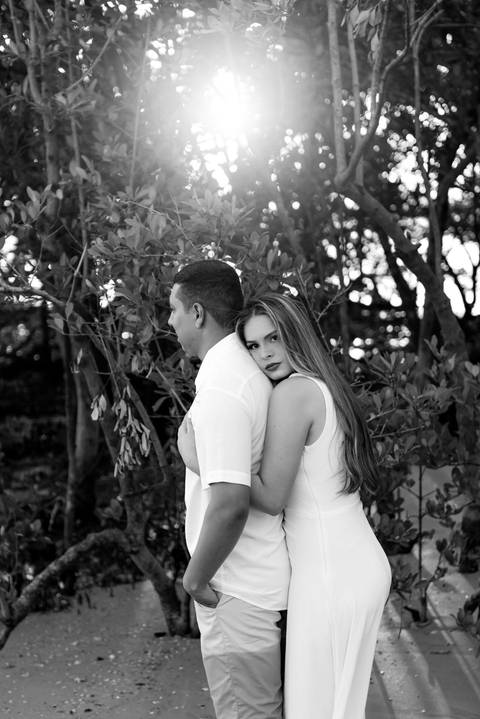 Fotografia de ensaio pré-wedding na praia durante o pôr do sol em Anchieta, ES'