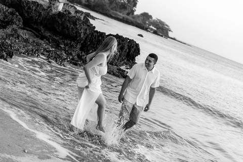 Fotografia de ensaio pré-wedding na praia durante o pôr do sol em Anchieta, ES'