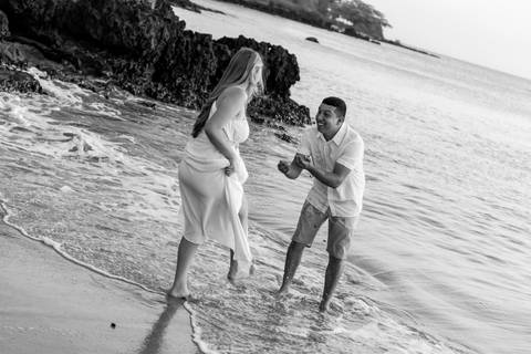Fotografia de ensaio pré-wedding na praia durante o pôr do sol em Anchieta, ES'