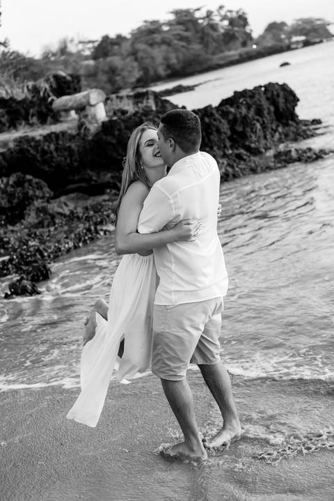 Fotografia de ensaio pré-wedding na praia durante o pôr do sol em Anchieta, ES'