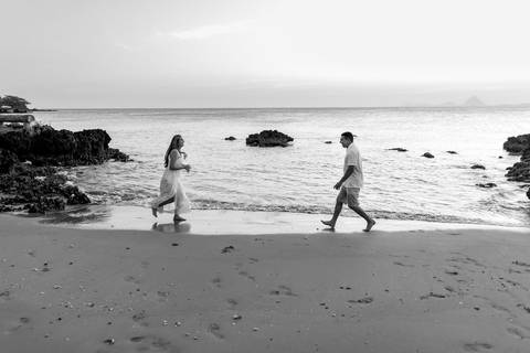 Fotografia de ensaio pré-wedding na praia durante o pôr do sol em Anchieta, ES'