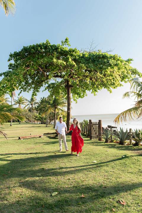 Fotografia de ensaio pré-casamento na praia em Guarapari, ES'