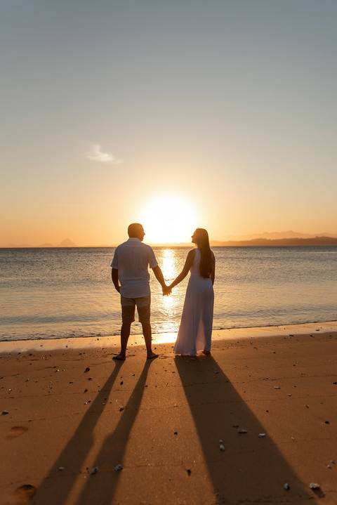 Fotografia de ensaio pré-wedding na praia durante o pôr do sol em Anchieta, ES'