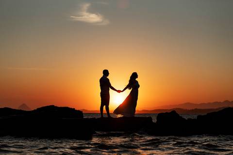 Fotografia de ensaio pré-wedding na praia durante o pôr do sol em Anchieta, ES'